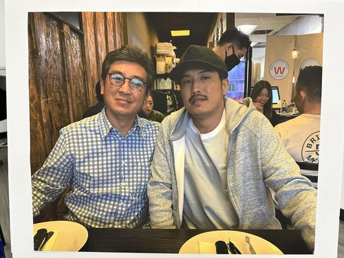 LA에서 경찰 총격으로 숨진 한인 양용(오른쪽)씨와 아버지 양민씨(왼쪽).  고(故) 양용 씨의 유족이 9일(현지시간) 미국 로스앤젤레스(LA) 한인회관에서 기자회견을 열고 공개한 양씨의 사진. LA에서 사는 양씨는 지난 2일 정신질환 치료를 받으려 당국에 도움을 요청했다가 출동한 경찰의 총격에 숨졌다. [로스앤젤레스=연합뉴스]